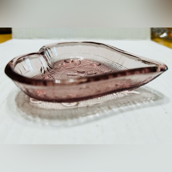 Vintage Indiana glass heart shaped TIARA dish in mauve color. Mint condition. - Picture 3 of 3